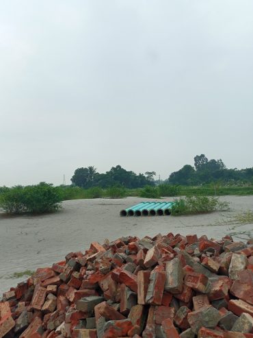 প্লটের আয়তনঃ 6 কাঠা পঞ্চাশ/পঁচিশ ফিট রাস্তা সংযোগ আটি বাজার