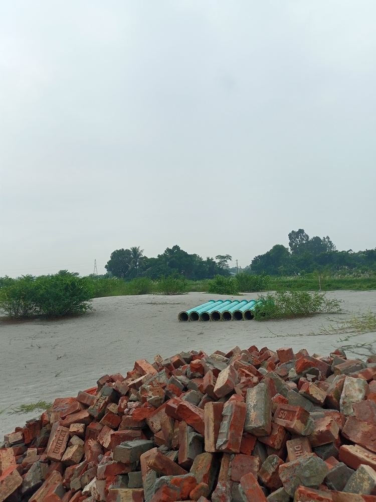 প্লটের আয়তনঃ 6 কাঠা পঞ্চাশ/পঁচিশ ফিট রাস্তা সংযোগ আটি বাজার