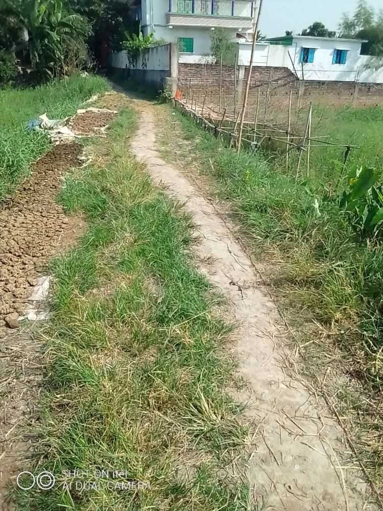 নিস্কন্টক জমিতে দক্ষিনমুখী @ 3.5 কাঠার প্লট