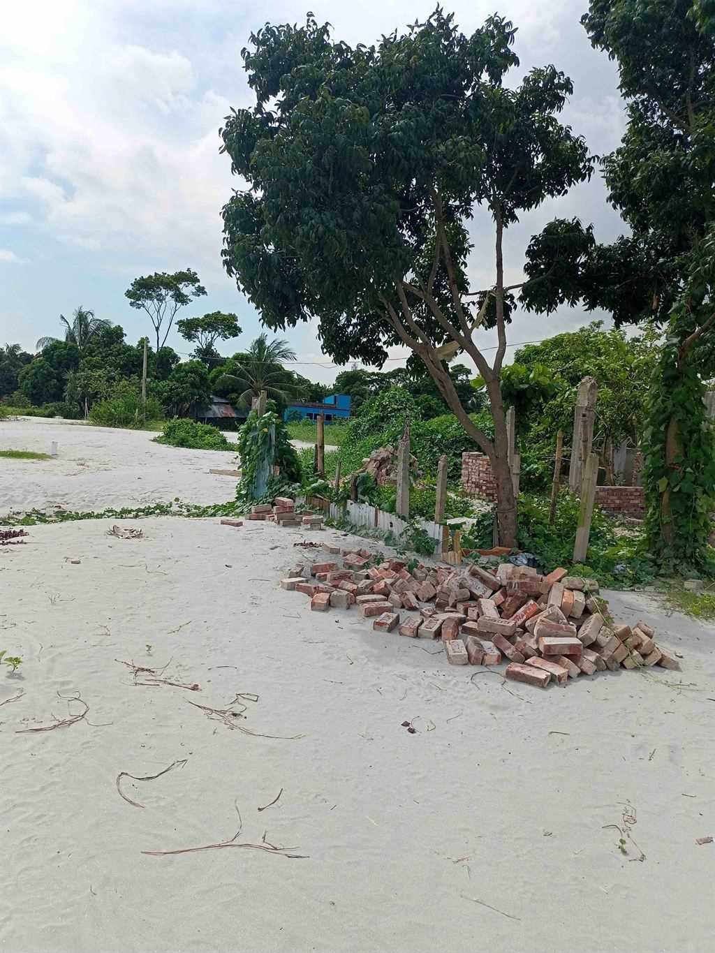 কিস্তিতে জমি বিক্রি কাছেই রয়েছে স্কুল,কলেজ,মাদ্রাসা,বাজার 3.5 কাঠা