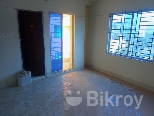 # তিন বেড রুমের শতভাগ রেডি ফ্ল্যাট বিক্রি @ ৯৬০ বর্গফুট